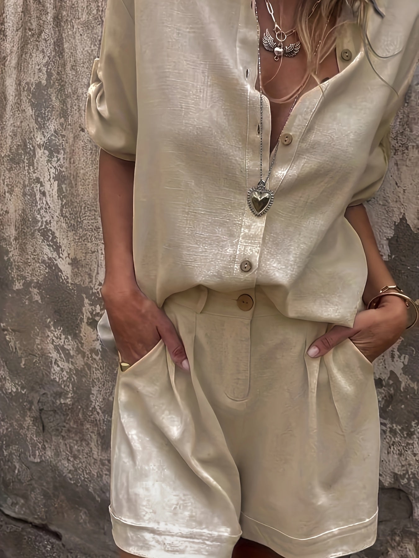 Stylowy lniany komplet – luźna koszula i szorty z wysokim stanem