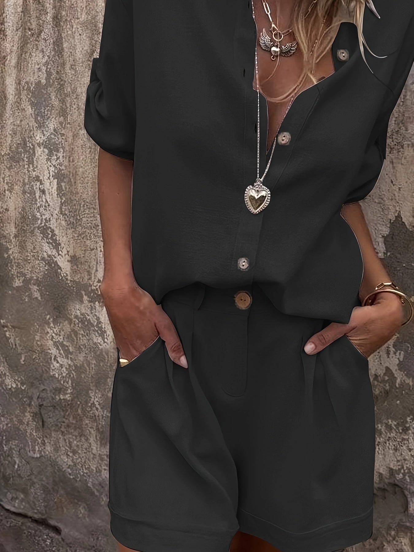 Stylowy lniany komplet – luźna koszula i szorty z wysokim stanem