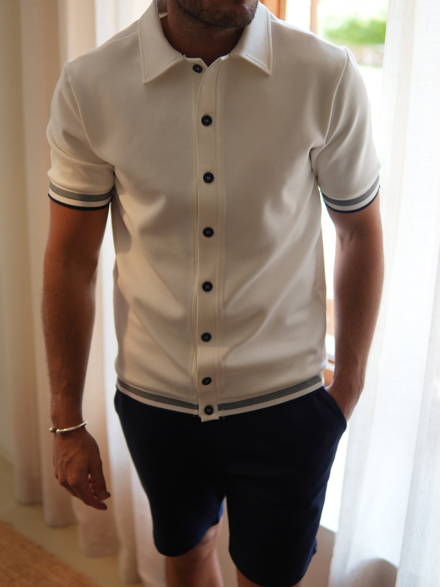 KOSZULKA Z GUMOWANYM RĘKAWEM I PRZYPINKĄ