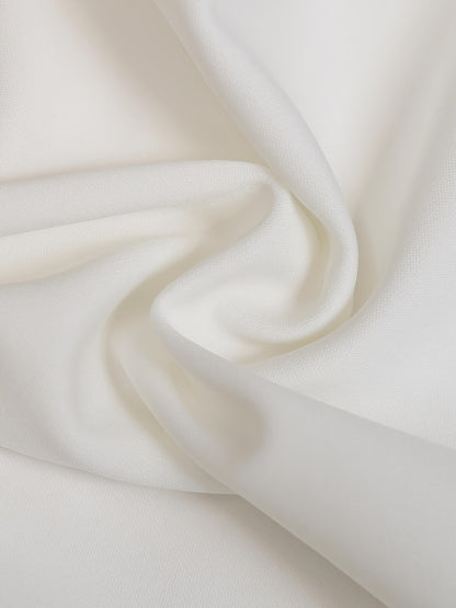 Stylowy biały damski komplet – marynarka i spódnica, klasyczny kołnierz, długi rękaw, idealny na jesień i zimę