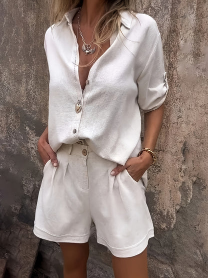 Stylowy lniany komplet – luźna koszula i szorty z wysokim stanem