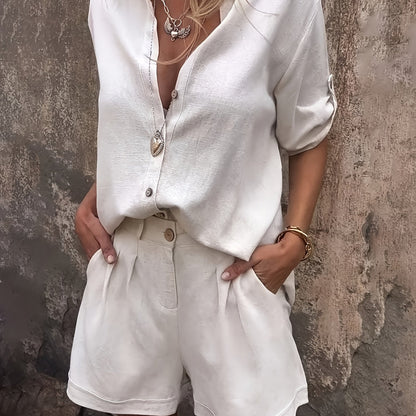 Stylowy lniany komplet – luźna koszula i szorty z wysokim stanem
